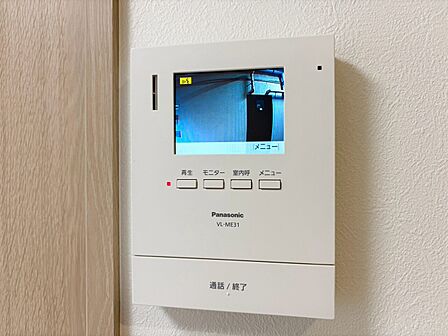 誰が来てもわかる様にモニター付きインターホンを設置。