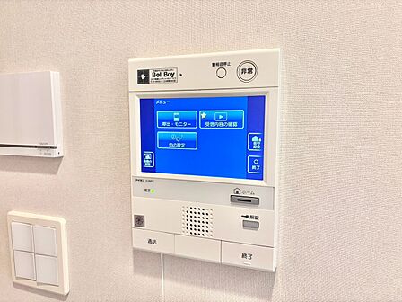 誰が来てもわかる様にモニター付きインターホンを設置。
