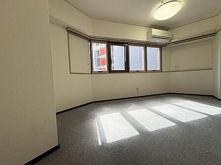 清かで艶やかな時間をもたらしてくれる室内です。