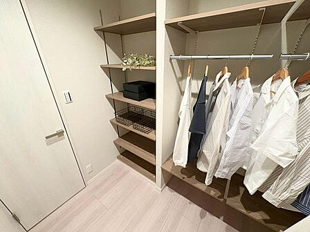 家電やスーツケース、ストック品など何でも片付く嬉しい空間です。