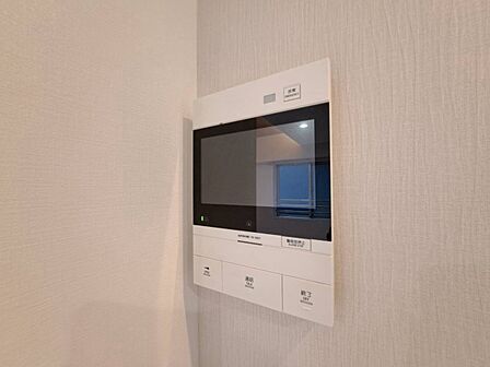 誰が来てもわかる様にモニター付きインターホンを設置。