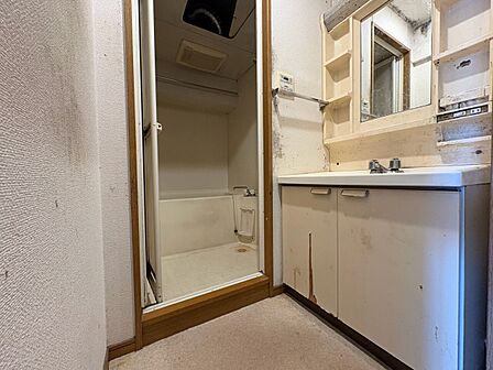 十分な広さの脱衣所。※リフォーム前の現況です。8月末まで室内セレクト可（一部制限あり）