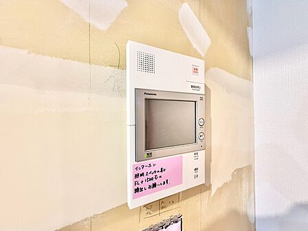 誰が来てもわかる様にモニター付きインターホンを設置。