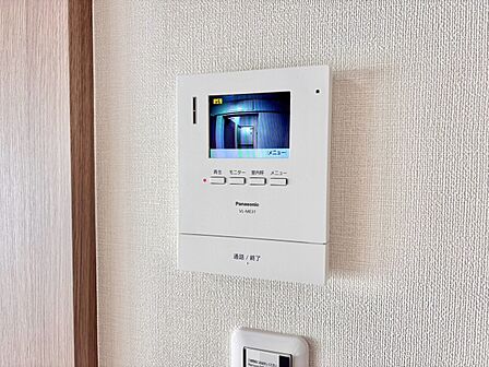 誰が来てもわかる様にモニター付きインターホンを設置。