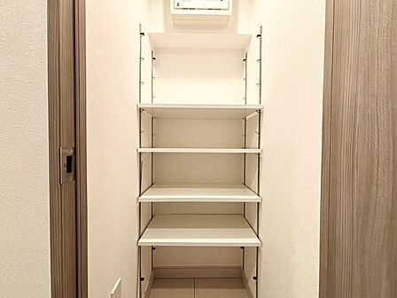 家電やスーツケース、ストック品など何でも片付く嬉しい空間です。