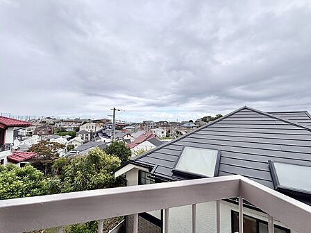 陽当たり・通風・開放感に恵まれた環境です。