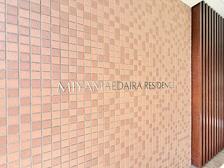 スタイリッシュなエンブレム。お洒落なマンションは入り口から。