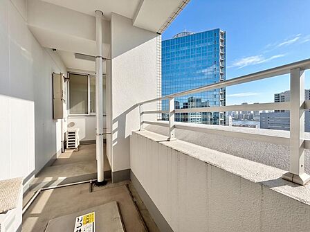朝の澄んだ空気や、夕方に吹く清々しい風を感じられるバルコニー。