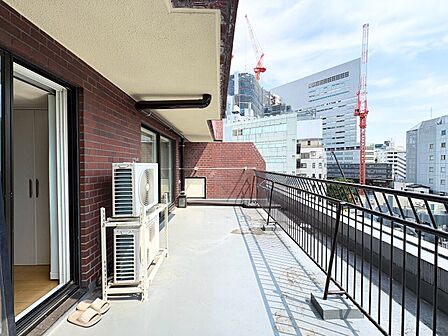 朝の澄んだ空気や、夕方に吹く清々しい風を感じられるバルコニー。
