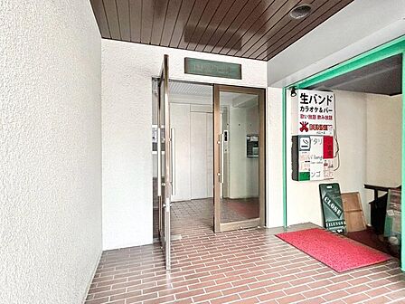 上質感漂う玄関アプローチです。