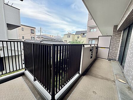 朝の澄んだ空気や、夕方に吹く清々しい風を感じられるバルコニー。