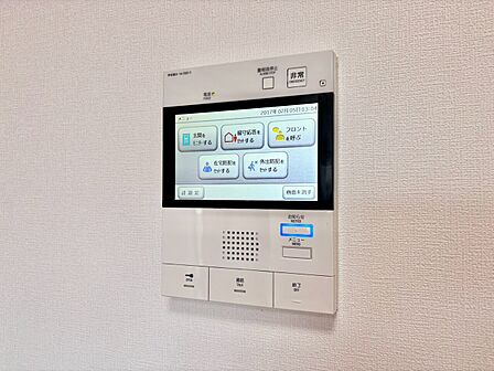 誰が来てもわかる様にモニター付きインターホンを設置。
