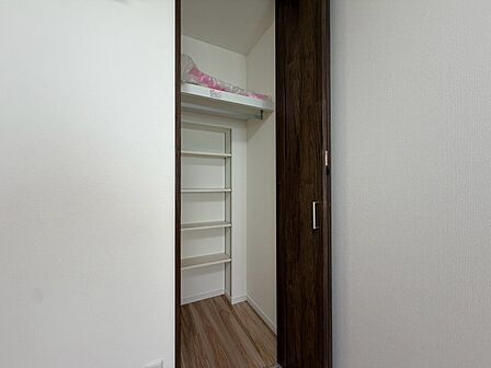 家電やスーツケース、ストック品など何でも片付く嬉しい空間です。