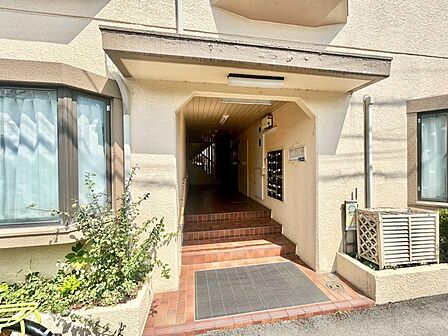 上質感漂う玄関アプローチです。