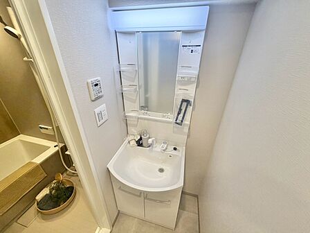 清潔感を感じられる洗面化粧台。