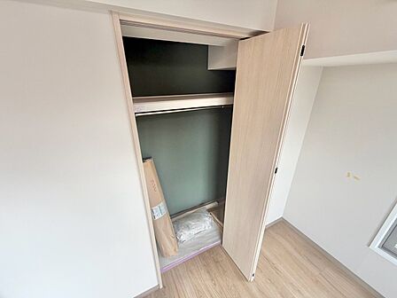 家電やスーツケース、ストック品など何でも片付く嬉しい空間です。