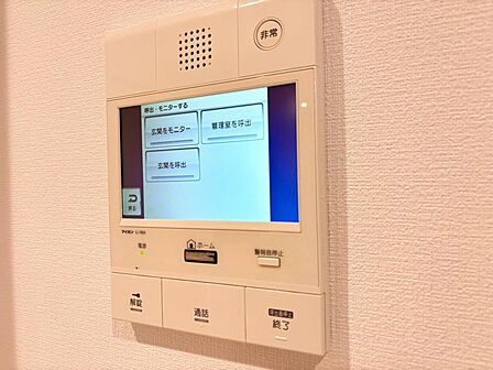 誰が来てもわかる様にモニター付きインターホンを設置。
