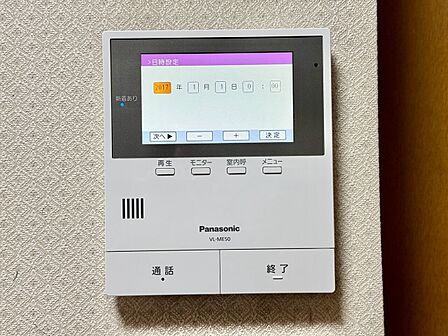 誰が来てもわかる様にモニター付きインターホンを設置。