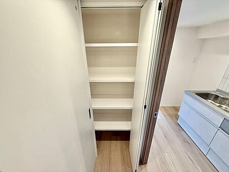 家電やスーツケース、ストック品など何でも片付く嬉しい空間です。
