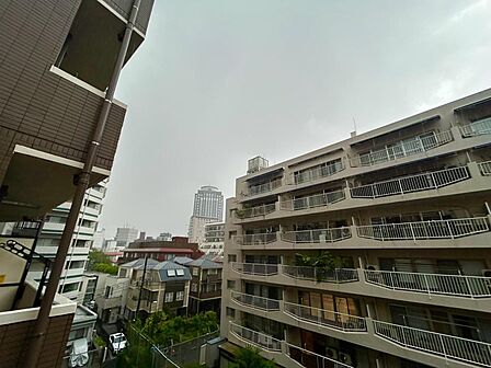 陽当たり・通風・開放感に恵まれた環境です。