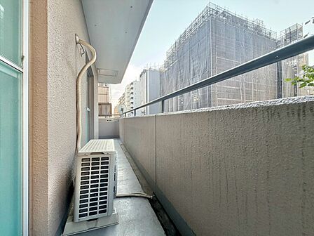 朝の澄んだ空気や、夕方に吹く清々しい風を感じられるバルコニー。