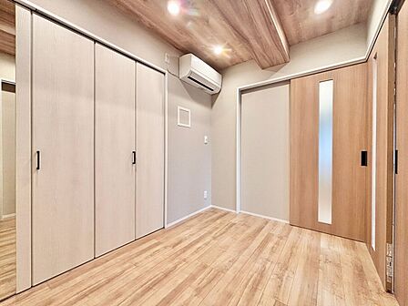 清かで艶やかな時間をもたらしてくれる室内です。