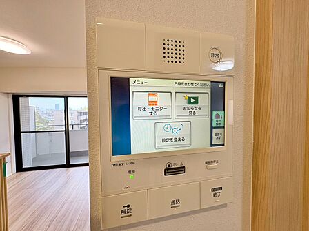 誰が来てもわかる様にモニター付きインターホンを設置。