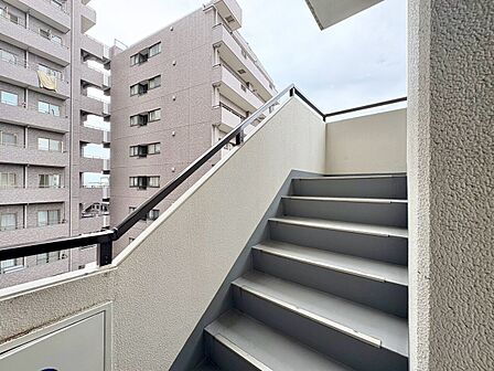 共用部の階段です。明るく清潔に管理されています。