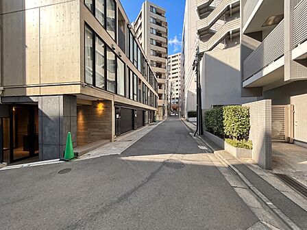 閑静なエリアで、前面道路の交通量は少なく安心です。