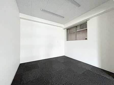 清かで艶やかな時間をもたらしてくれる室内です。