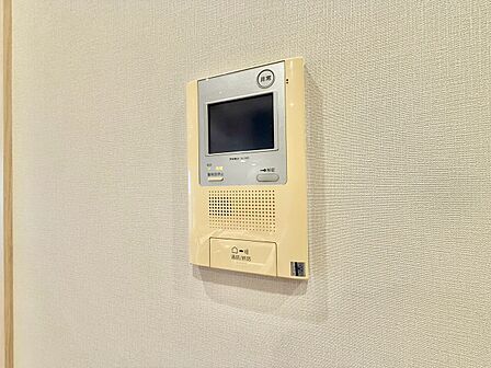 誰が来てもわかる様にモニター付きインターホンを設置。