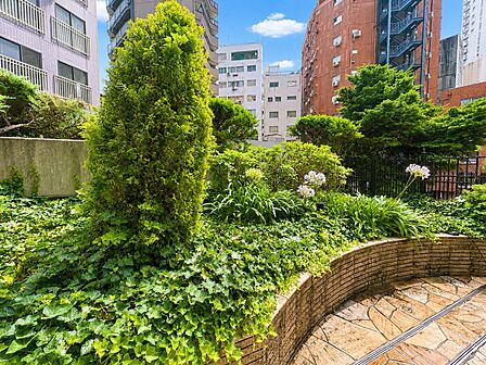 マンションの敷地内には、中庭もございます。