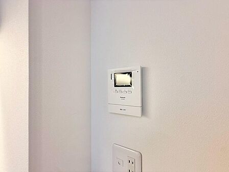 誰が来てもわかる様にモニター付きインターホンを設置。