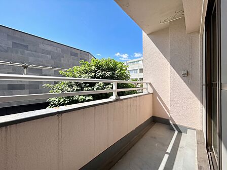 朝の澄んだ空気や、夕方に吹く清々しい風を感じられるバルコニー。