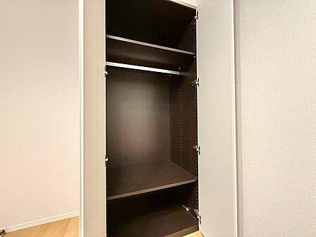 家電やスーツケース、ストック品など何でも片付く嬉しい空間です。