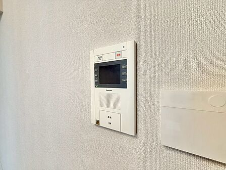 誰が来てもわかる様にモニター付きインターホンを設置。