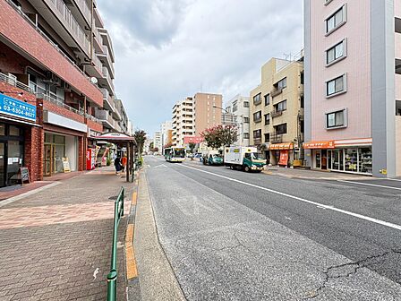 閑静なエリアで、前面道路の交通量は少なく安心です。