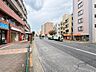 周辺：閑静なエリアで、前面道路の交通量は少なく安心です。