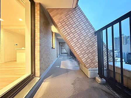 朝の澄んだ空気や、夕方に吹く清々しい風を感じられるバルコニー。