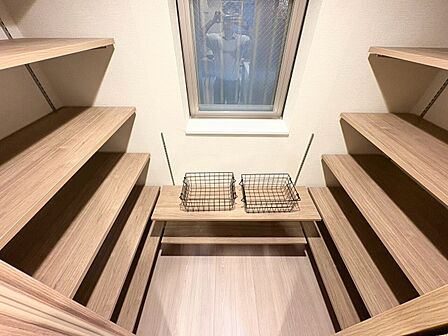 収納スペースが付いていて、お部屋を広く使っていただけます。