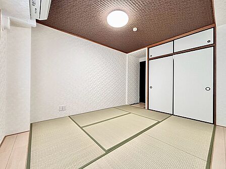 清かで艶やかな時間をもたらしてくれる室内です。