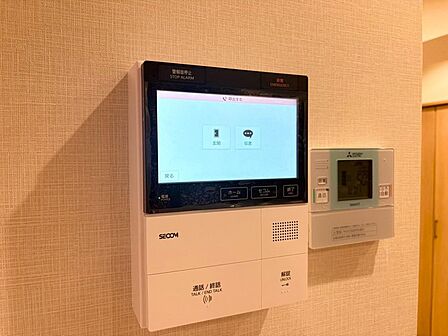 誰が来てもわかる様にモニター付きインターホンを設置。