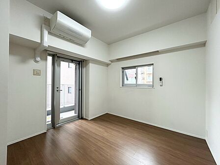 清かで艶やかな時間をもたらしてくれる室内です。