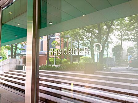 スタイリッシュなエンブレム。お洒落なマンションは入り口から。