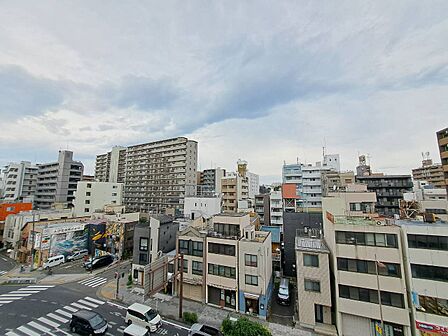 陽当たり・通風・開放感に恵まれた環境です。