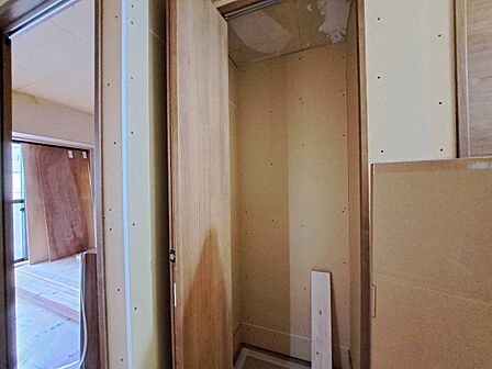 家電やスーツケース、ストック品など何でも片付く嬉しい空間です。