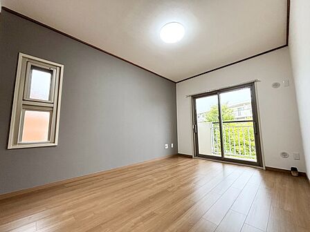 清かで艶やかな時間をもたらしてくれる室内です。