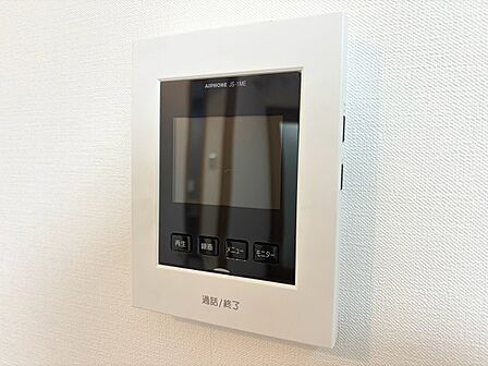 誰が来てもわかる様にモニター付きインターホンを設置。