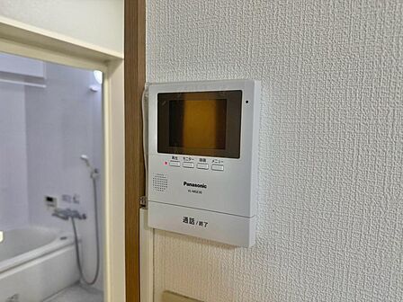 誰が来てもわかる様にモニター付きインターホンを設置。
