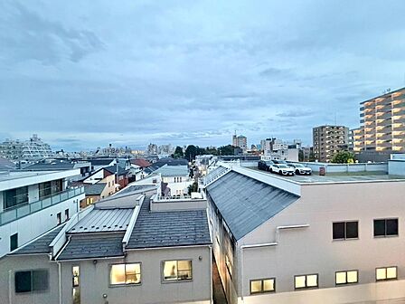 陽当たり・通風・開放感に恵まれた環境です。